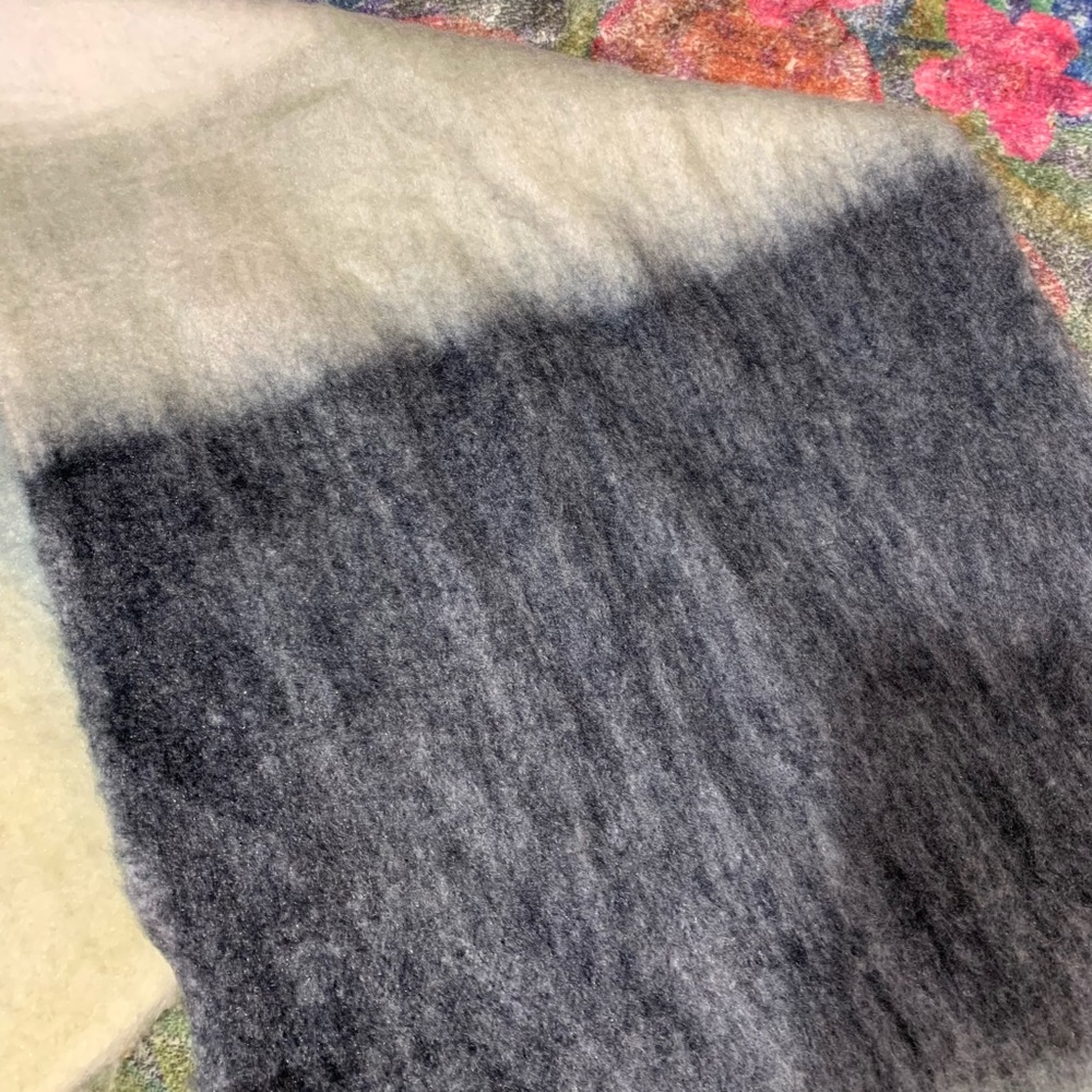 GAP -- Multicolor Gradient Scarf 🧣 - Picture 3 of 15
